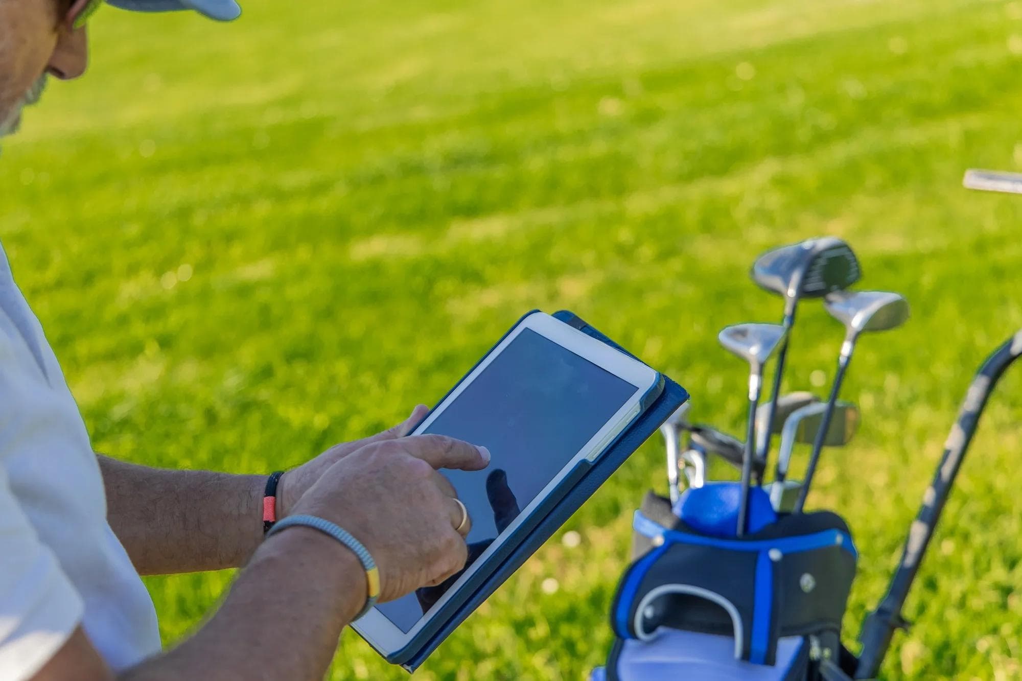 course manager managing check in data on a tablet at the hole 1 teebox